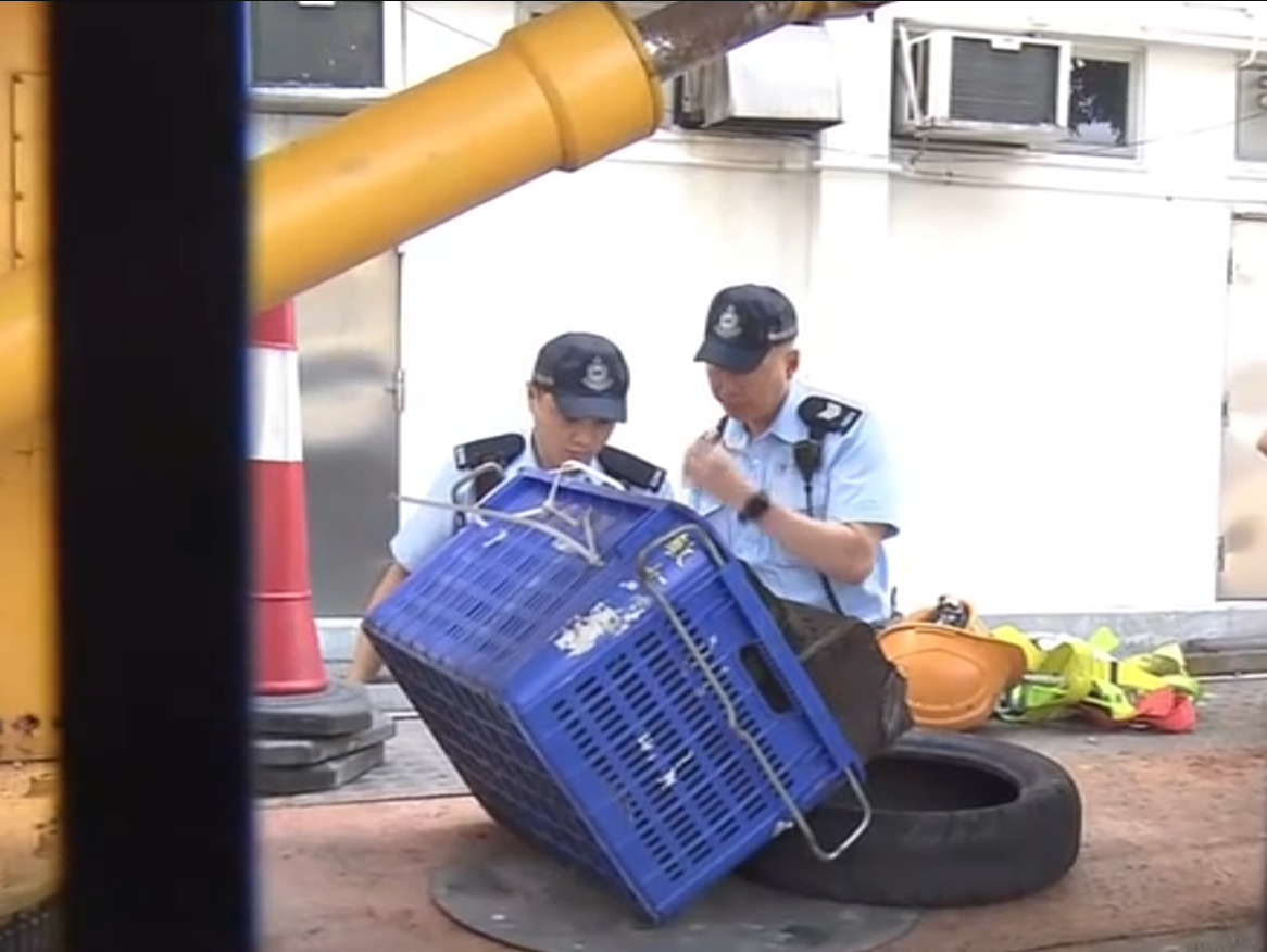 香港仔漁業及海事分署外牆維修疑吊臂平台不穩,兩男女「半天吊」頭傷送院。(now新聞截圖)