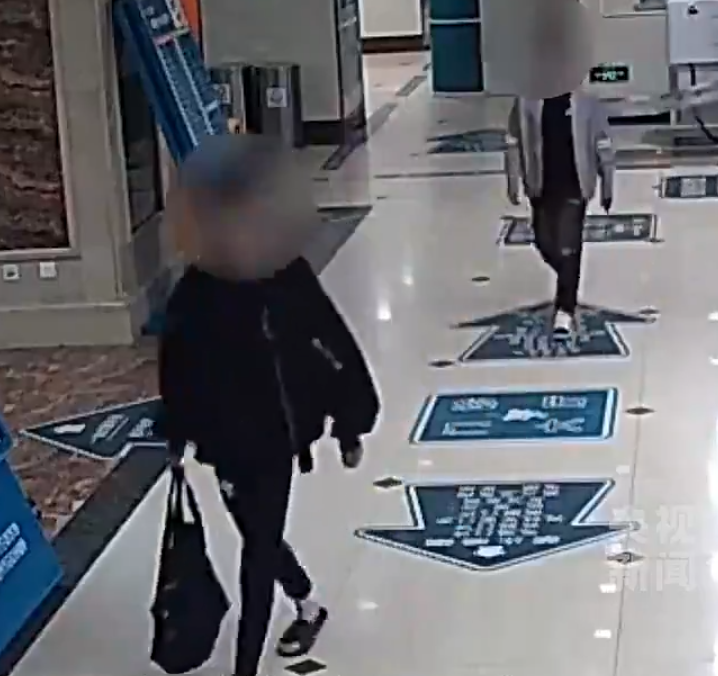 遼寧錦州公安近日破獲一宗協助電信網絡詐騙案件,電騙集團兩名男成員潛入當地一家醫院架設GOIP(虛擬撥號設備)裝置,企圖把境外詐騙電話僞裝成由該醫院撥出的本地電話,以實施電話詐騙。(央視)