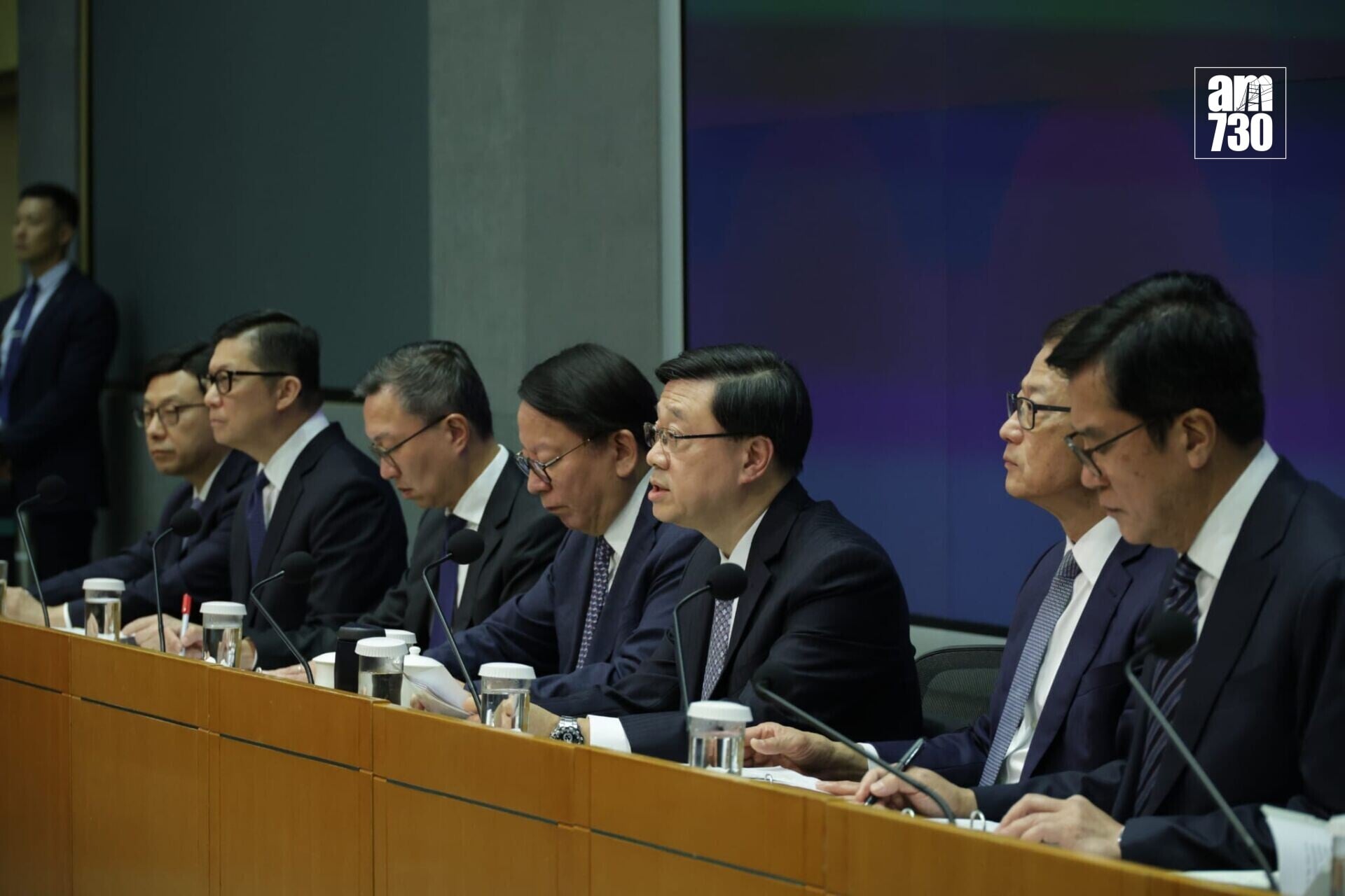 大埔宏福苑五級火|李家超出席記者會率官員鞠躬致歉 何永賢請辭