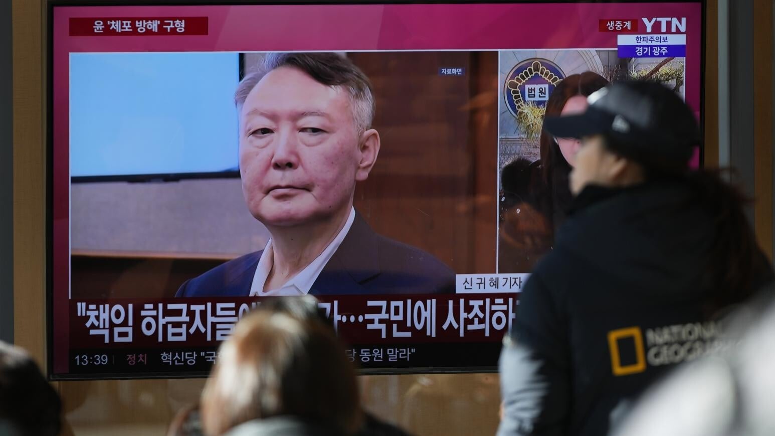南韓前總統尹錫悅於2024年12月宣布緊急戒嚴，首爾中央地方法院今年2月一審裁定他發動內亂罪名成立，判處無期徒刑。特別檢察組周四（29日）再次提請二審法院判處尹錫悅死刑。(資料圖片)