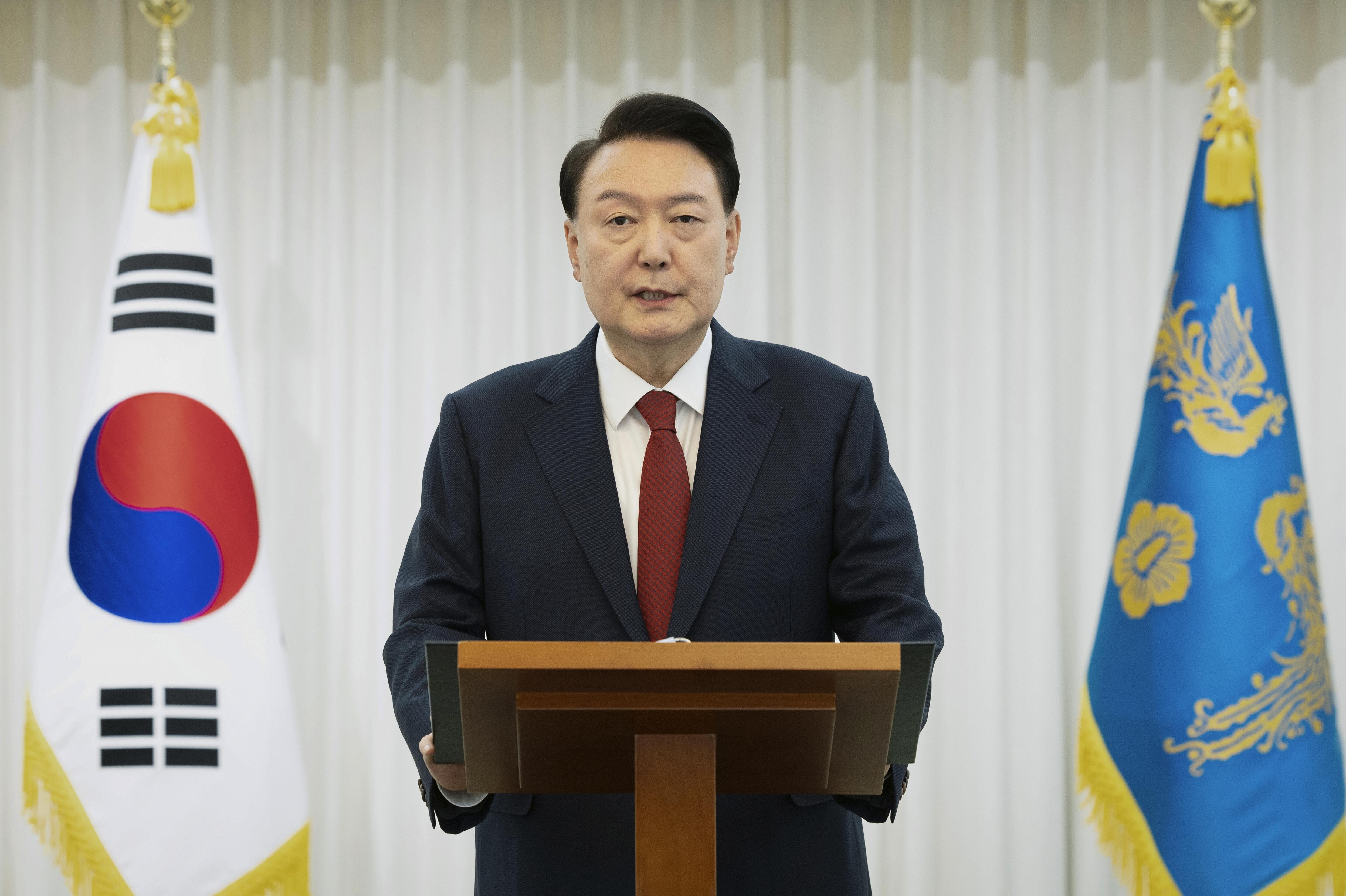 南韓前總統尹錫悅於2024年12月宣布緊急戒嚴,首爾中央地方法院今年2月一審裁定他發動內亂罪名成立,判處無期徒刑。特別檢察組周四(29日)再次提請二審法院判處尹錫悅死刑。(資料圖片)