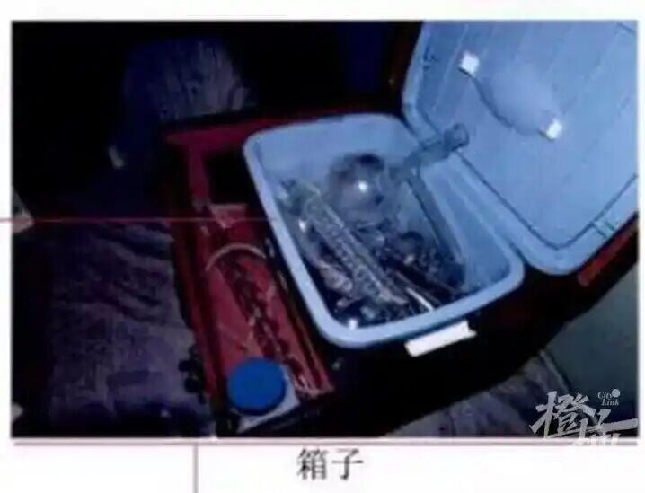 當局在浙江杭州男子家中起出試管、樣本瓶等製作「聽話水」的設備