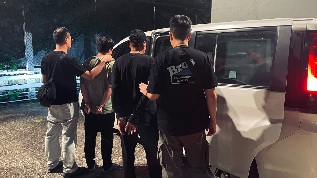 觀塘警區特遣隊人員於油塘高超道一帶巡邏期間，發現兩名男子在一遊樂場作出猥褻性行為。(警方圖片)