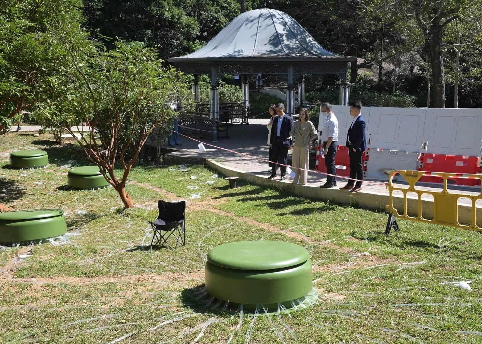旅遊事務專員陳慧欣到山頂盧吉道及夏力道,實地視察旅發局為光影匯項目進行的裝置工程。