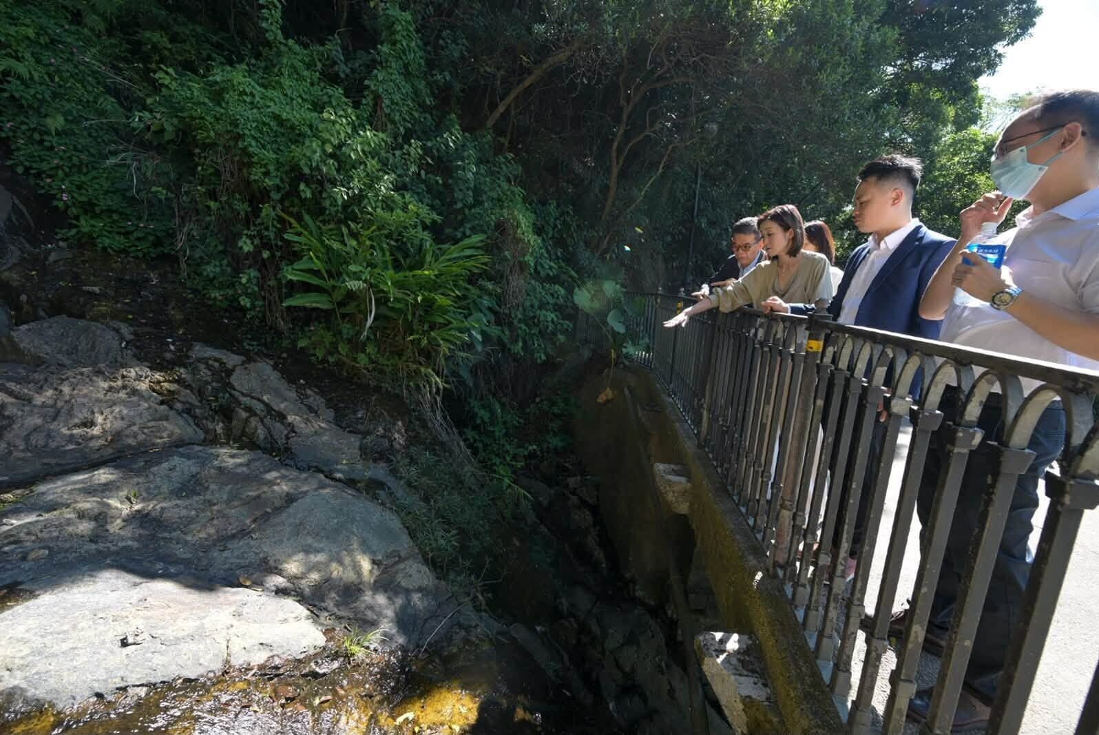 旅遊事務專員陳慧欣到山頂盧吉道及夏力道,實地視察旅發局為光影匯項目進行的裝置工程。