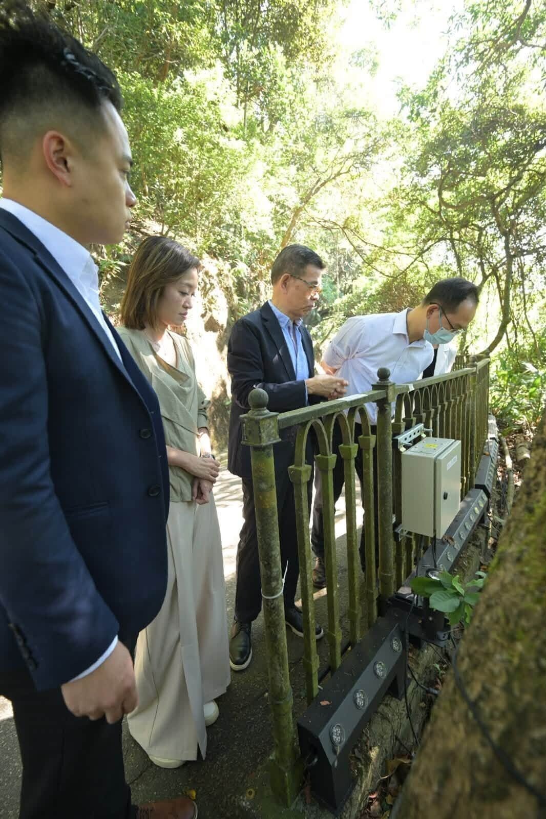 旅遊事務專員陳慧欣到山頂盧吉道及夏力道,實地視察旅發局為光影匯項目進行的裝置工程。