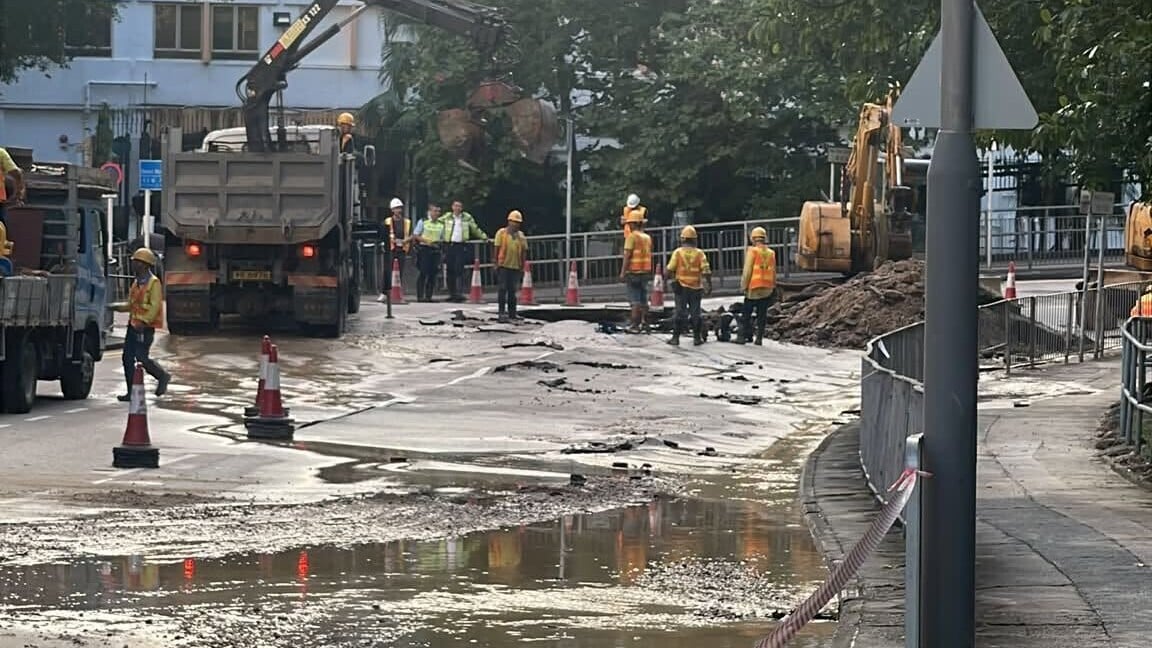 黃大仙道近馬仔坑道有水管爆裂。現時黃大仙上邨全邨包括商場位置，因水務署需維修食水管暫停食水供應。(黃大仙區友(黃大仙，新蒲崗，鑽石山，慈雲山......)FB)