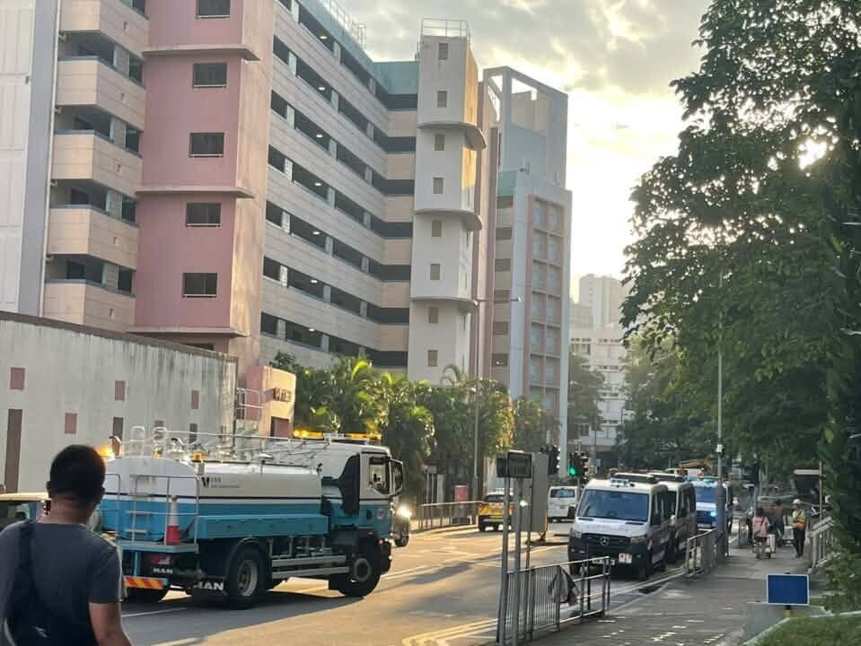 黃大仙道近馬仔坑道有水管爆裂。現時黃大仙上邨全邨包括商場位置,因水務署需維修食水管暫停食水供應。(黃大仙區友(黃大仙,新蒲崗,鑽石山,慈雲山......)FB)