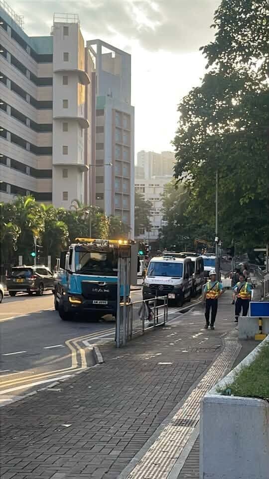 黃大仙道近馬仔坑道有水管爆裂。現時黃大仙上邨全邨包括商場位置,因水務署需維修食水管暫停食水供應。(黃大仙區友(黃大仙,新蒲崗,鑽石山,慈雲山......)FB)