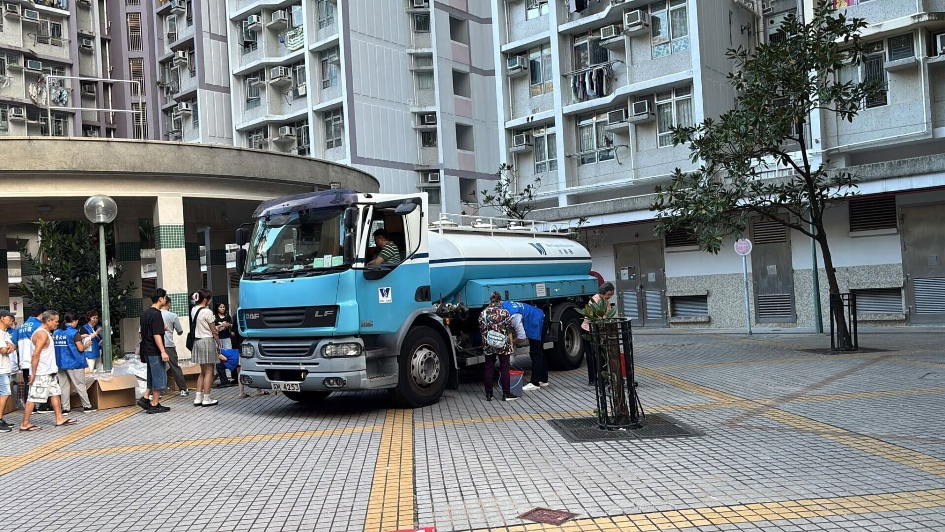 黃大仙道近馬仔坑道有水管爆裂。現時黃大仙上邨全邨包括商場位置,因水務署需維修食水管暫停食水供應。(黃大仙區友(黃大仙,新蒲崗,鑽石山,慈雲山......)FB)