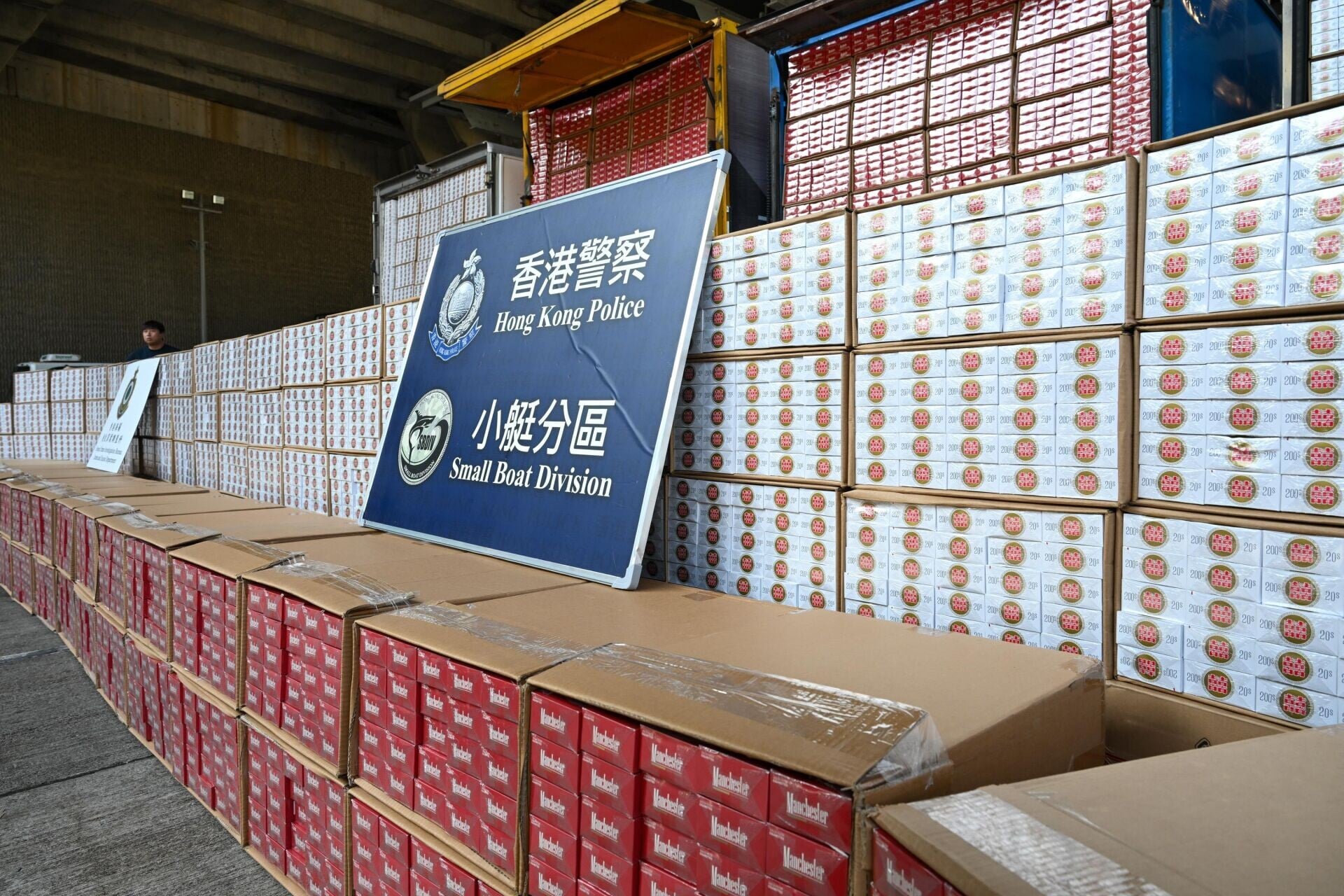 水警聯同海關破9私煙案,檢逾2000萬支煙扣5大馬力快艇及4車。
