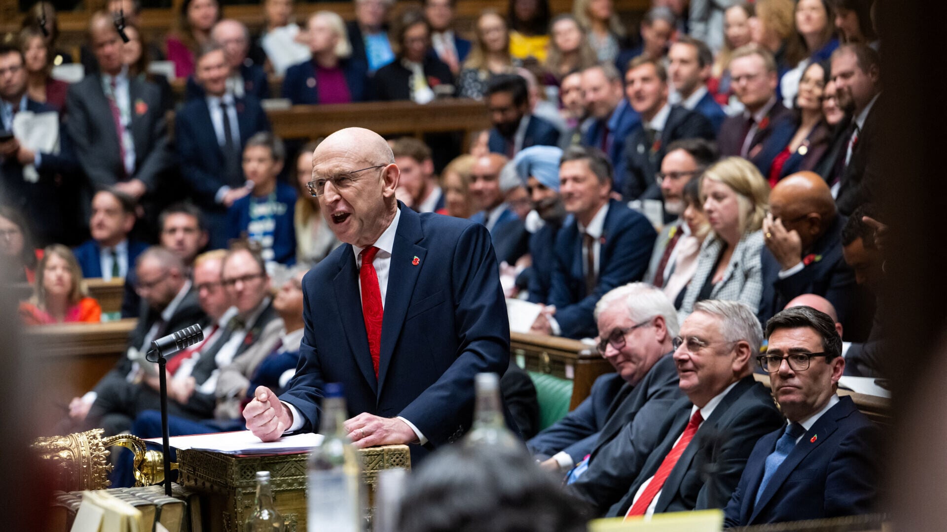 英國財政大臣賀理安(John Healey)於國會發表財政預算案。(路透社)