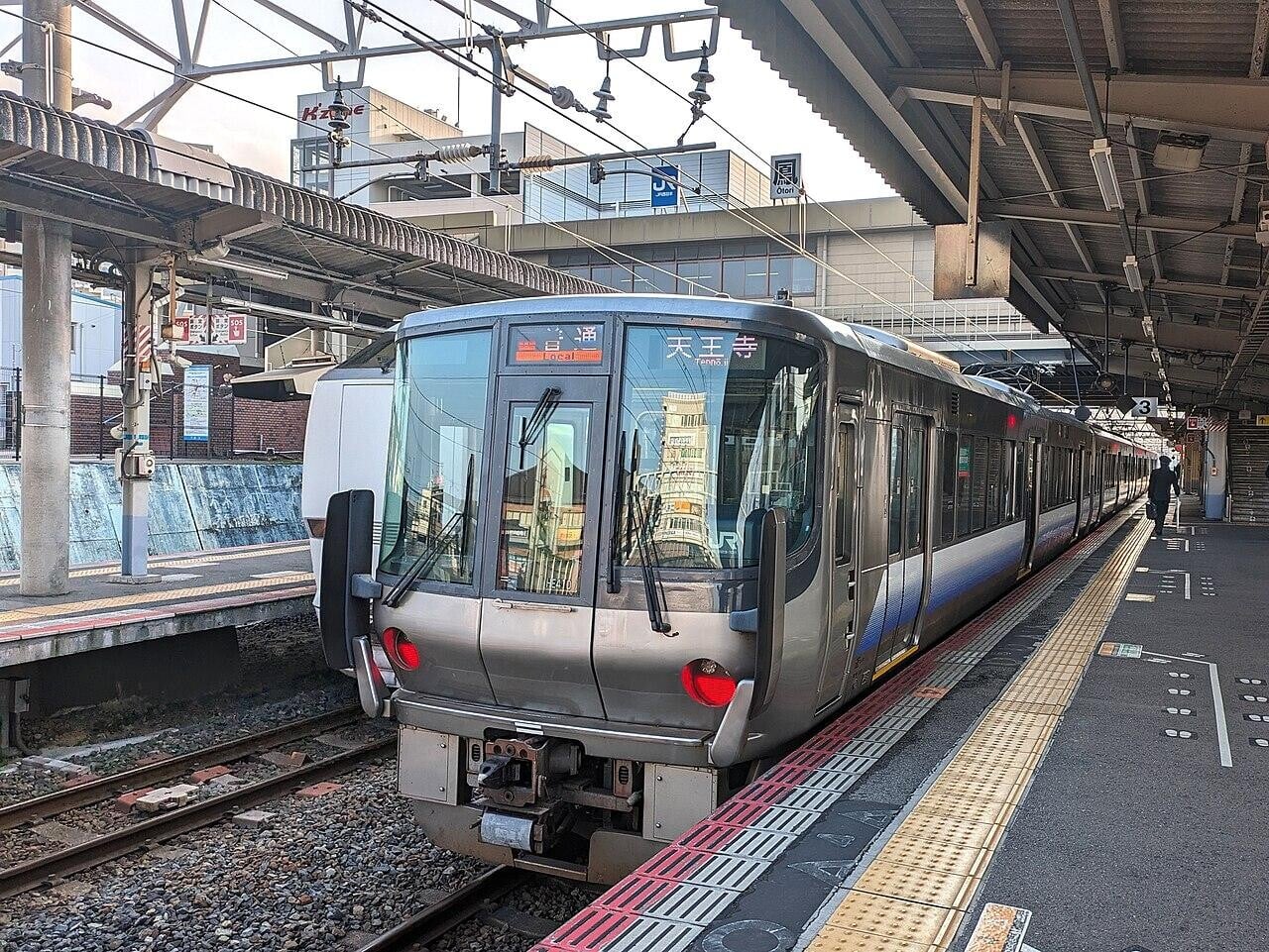 日本阪和線驚傳列車過站300公尺！司機打瞌睡釀險情，防過站裝置竟未啟動。（圖／翻攝自維基百科）