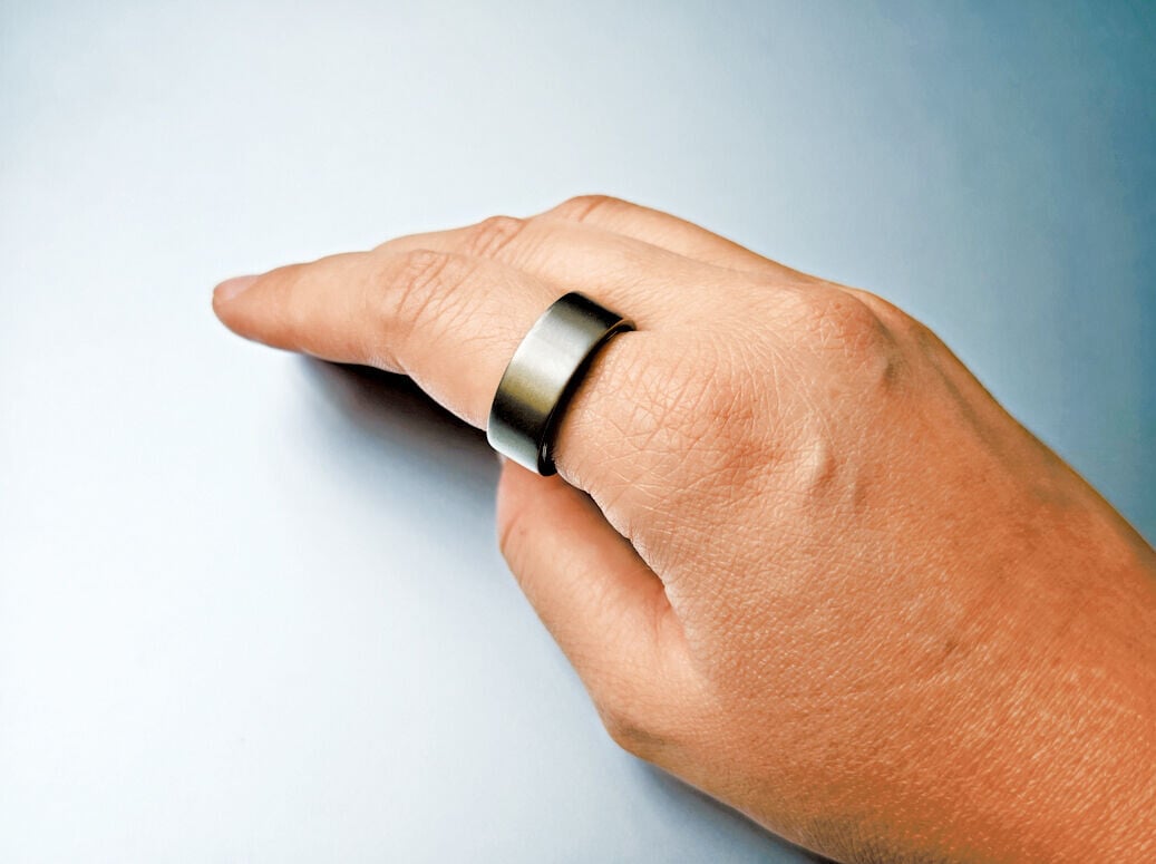 Ultrahuman Ring AIR相當輕巧，簡約設計討好易襯。