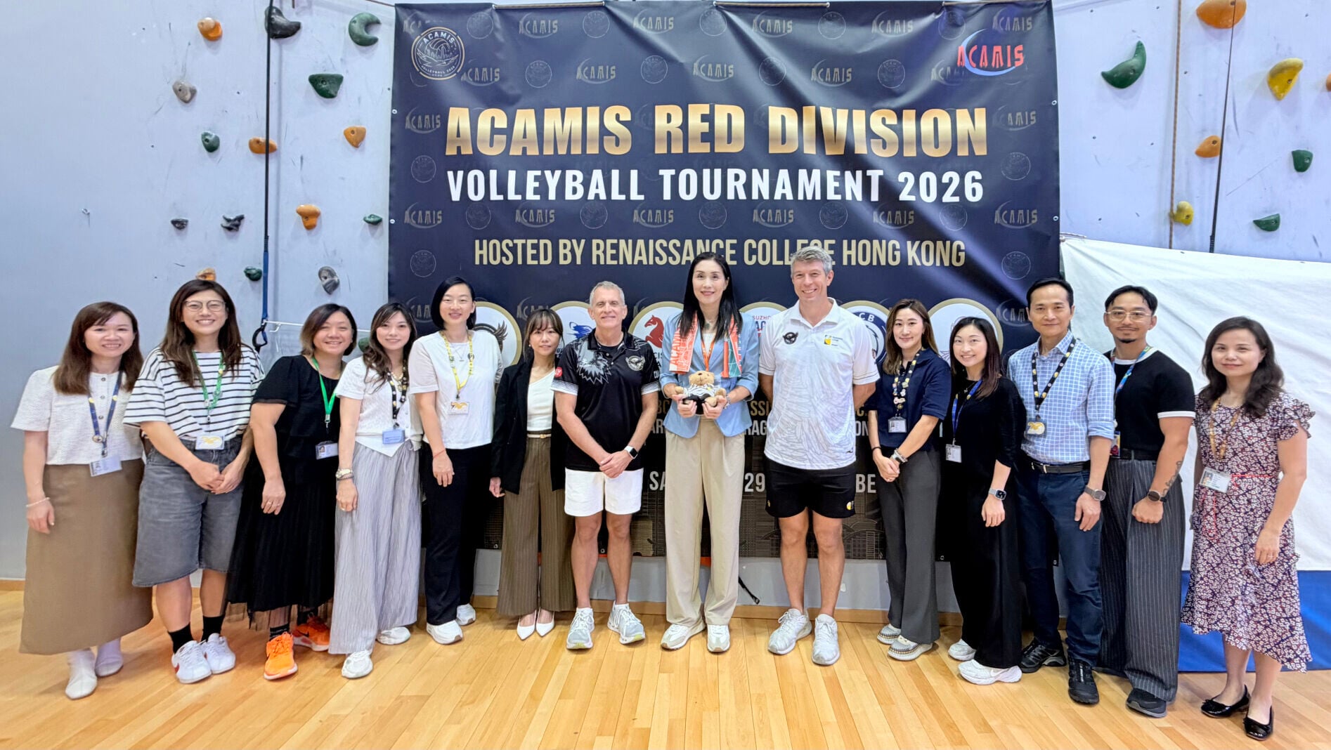 「2026 ACAMIS 紅組排球錦標賽」於10月29日假啓新書院正式揭幕，前中國女排隊長孫玥女士親臨主禮，聯同啓新書院校長 Harry Brown 博士與一眾啓新書院家長教師會（RAPT）成員合照，為一連三日的學界體育盛事打響頭炮。
