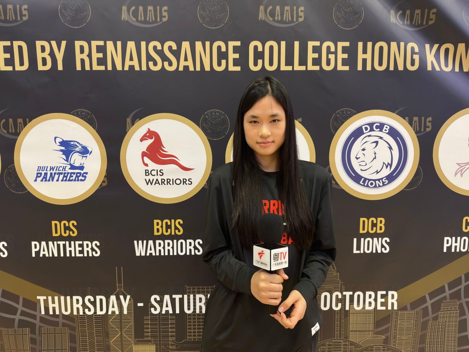 北京樂成國際學校(BCIS)女排主攻手 Koala 同學表示,這是校隊首次赴港參賽,現場氣氛熱烈震撼。