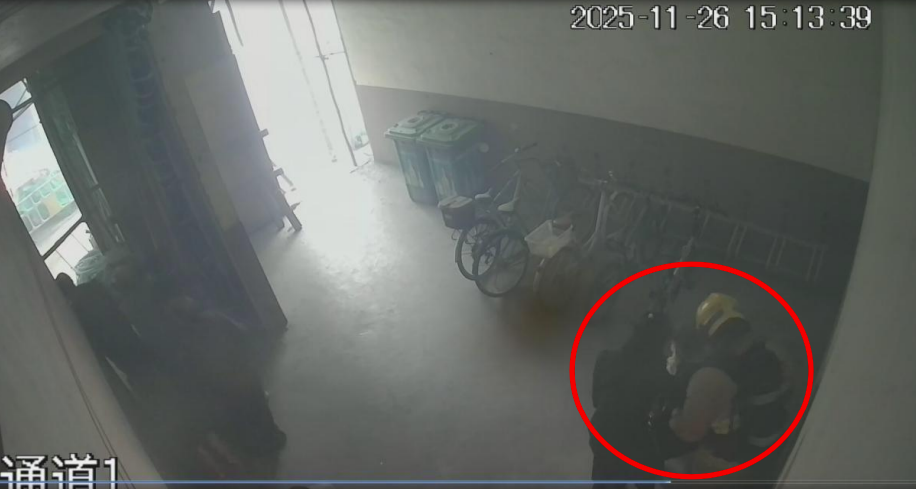 何偉豪協助一名乘坐輪椅的老婦疏散。(獨立委員會報告)