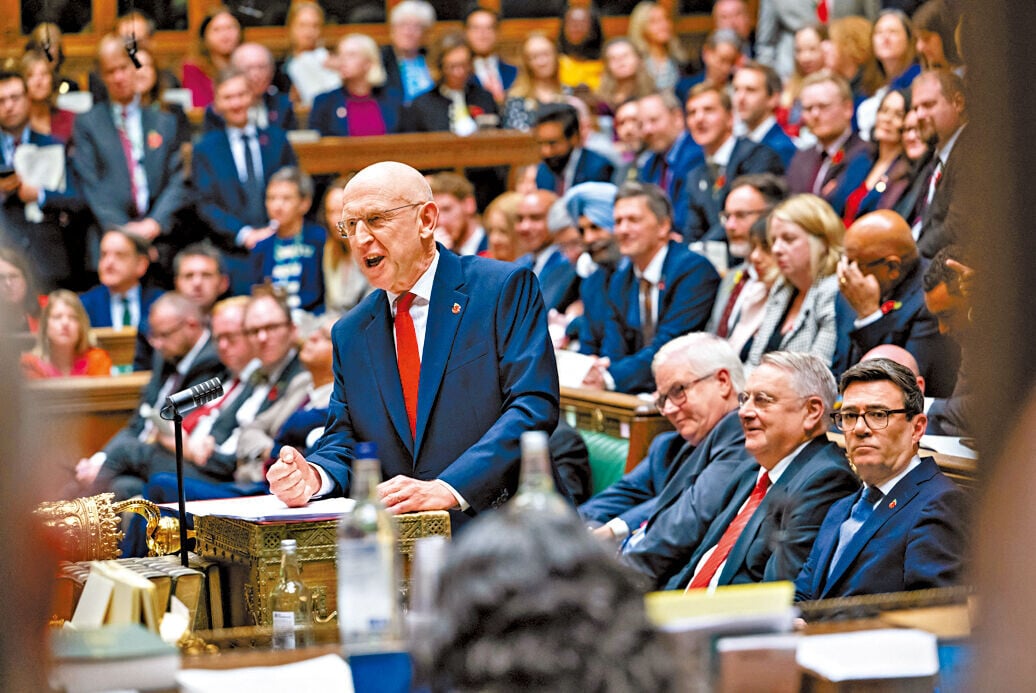 英國財政大臣賀理安於國會發表財政預算案。(路透社)