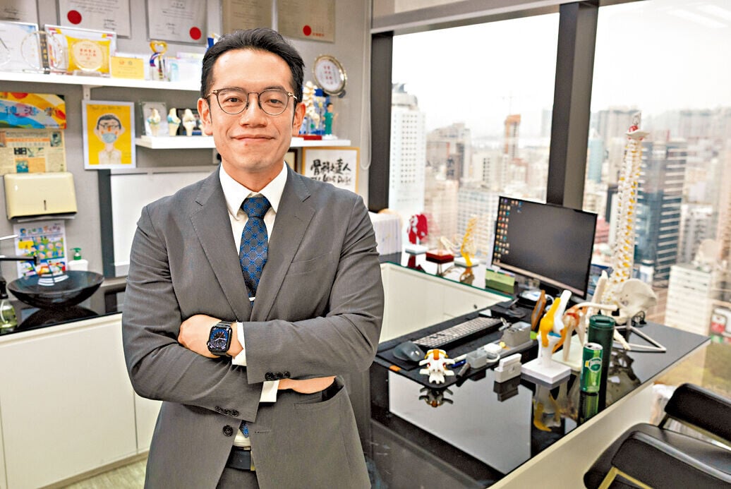 李崇義指肩頸痛可以是關節勞損或椎間盤問題,但未必一定是突出問題。(蘇文傑攝)