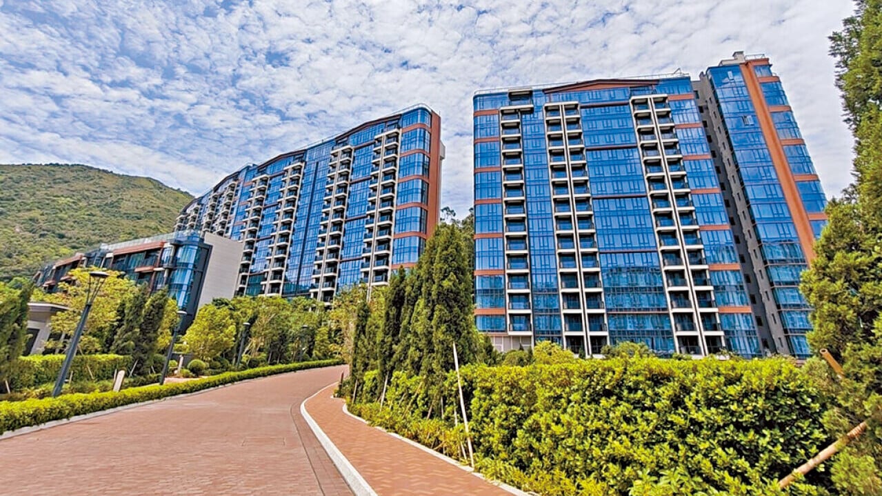廣約650公頃度假式綜合純私人住宅社區，包含海澄湖畔會所、愉景灣康樂會、愉景灣高爾夫球會等戶內外設施，動靜皆宜。