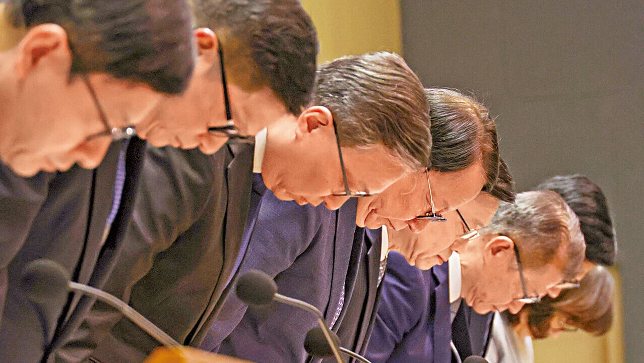 特首李家超率領多名司局長交代詳情，並於記者會一同向災民及市民鞠躬道歉。