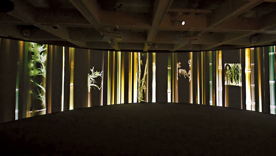 香港藝術館今起舉行「竹墨之間——華萼交輝樓藏品捐贈展」展覽中沉浸式竹林藝術裝置，以動態投影呈現傳統竹刻技法與歷史脈絡。