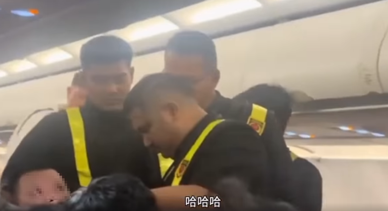 一對中國夫婦因不滿在飛機上的座位分開而大鬧機艙