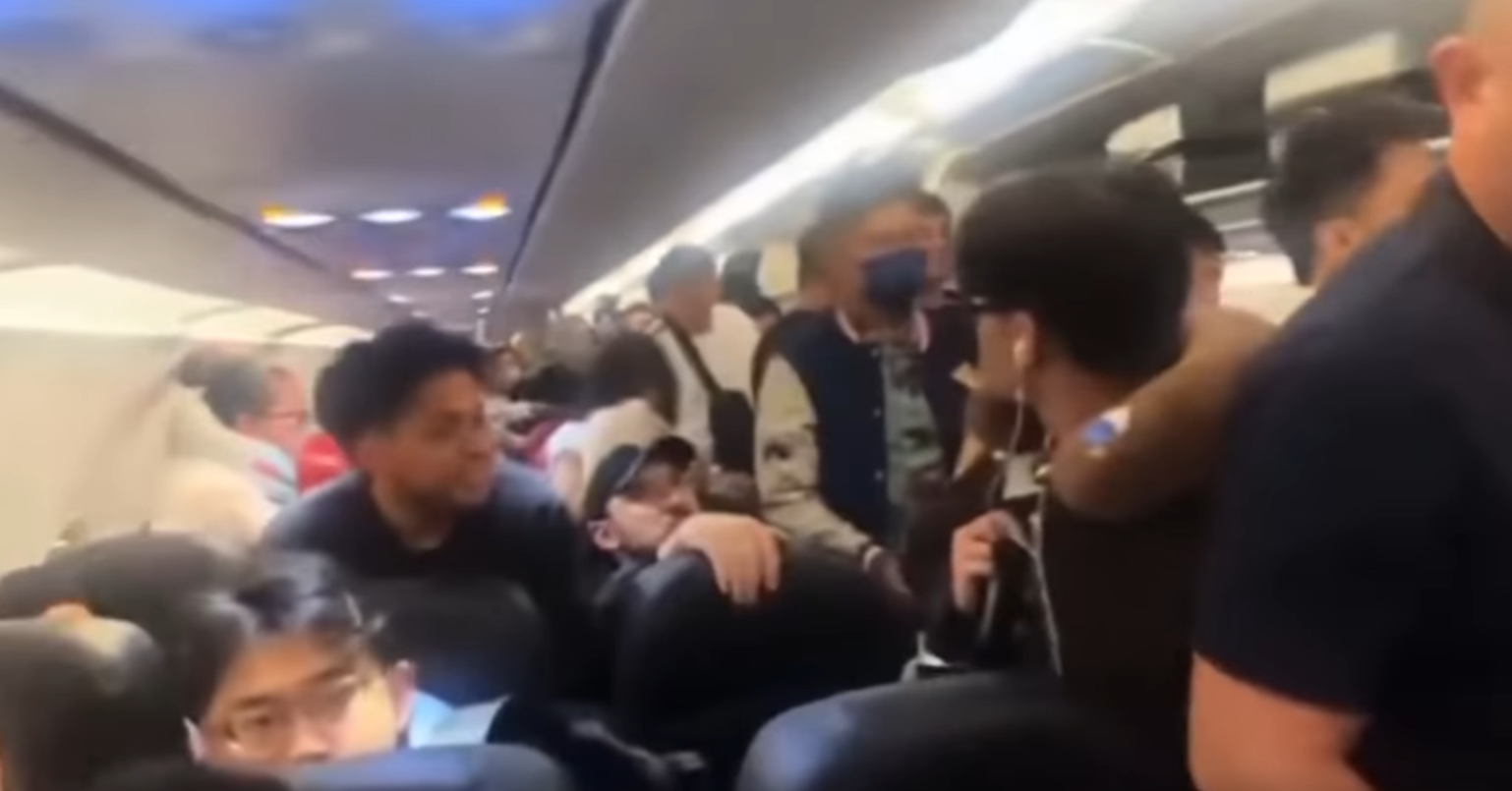一對中國夫婦因不滿在飛機上的座位分開而大鬧機艙