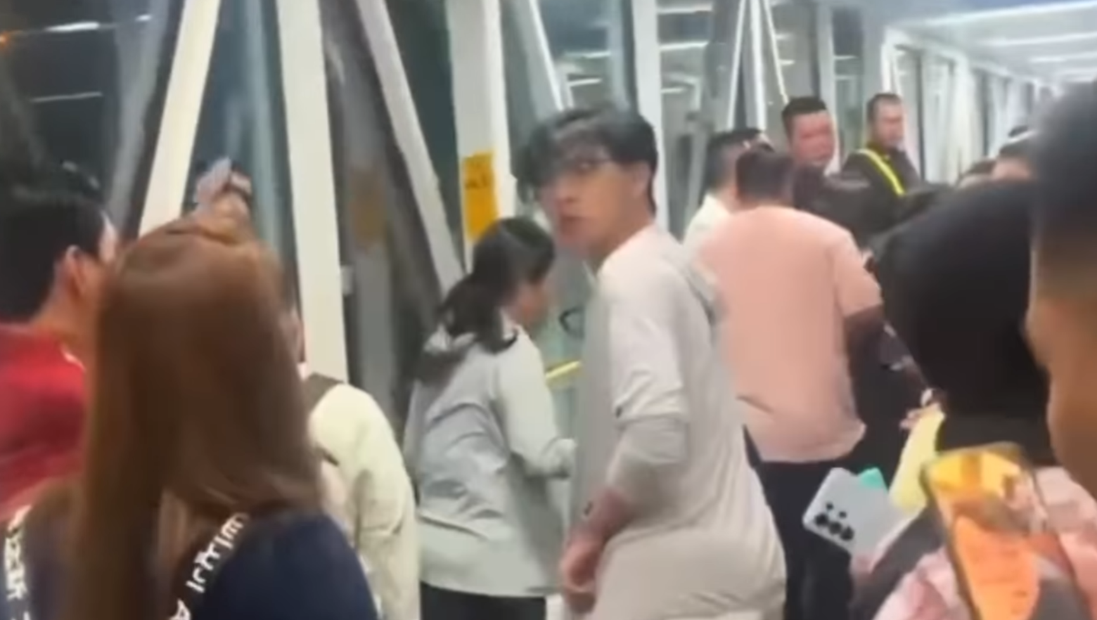 一對中國夫婦因不滿在飛機上的座位分開而大鬧機艙
