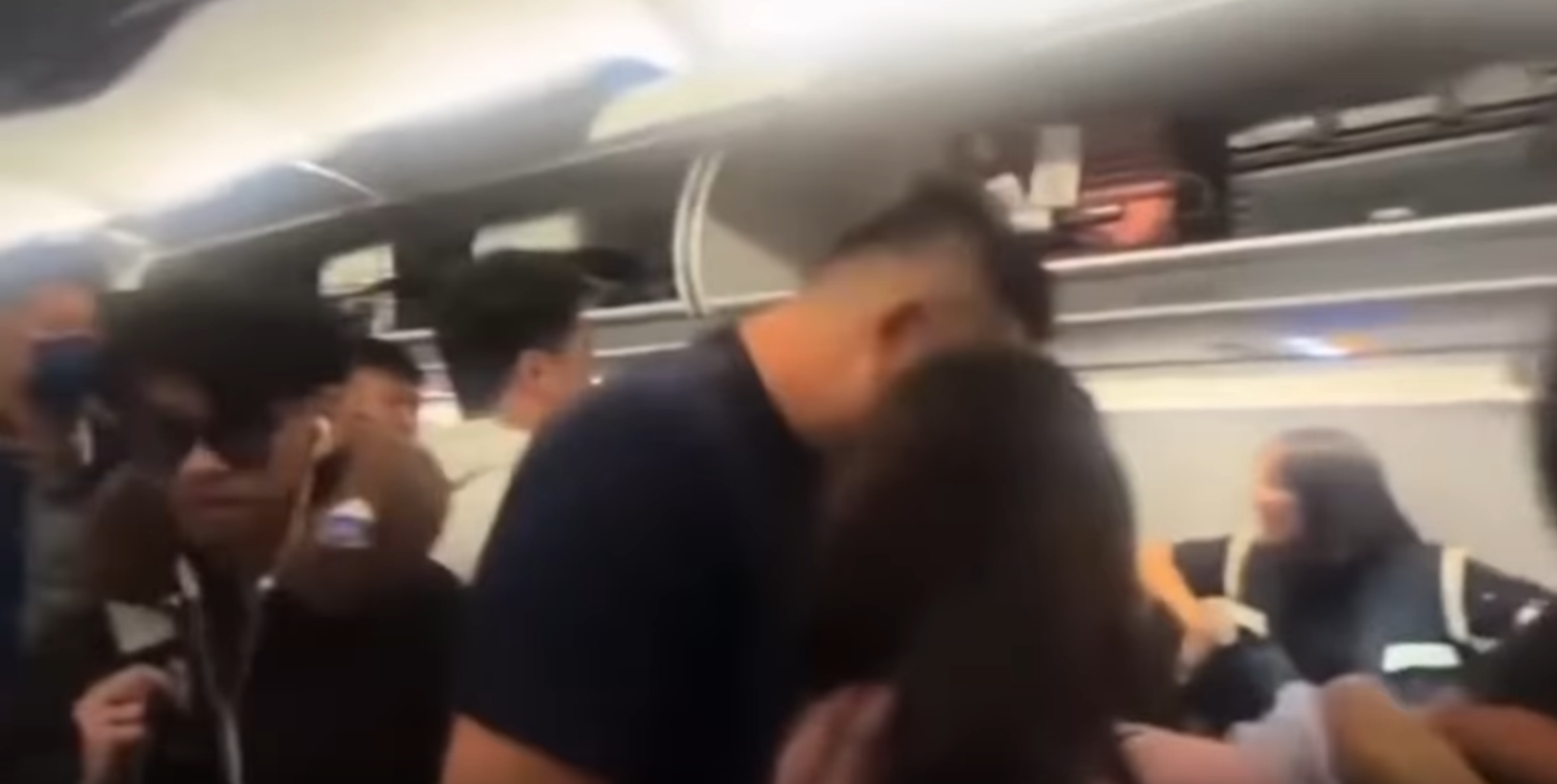 一對中國夫婦因不滿在飛機上的座位分開而大鬧機艙