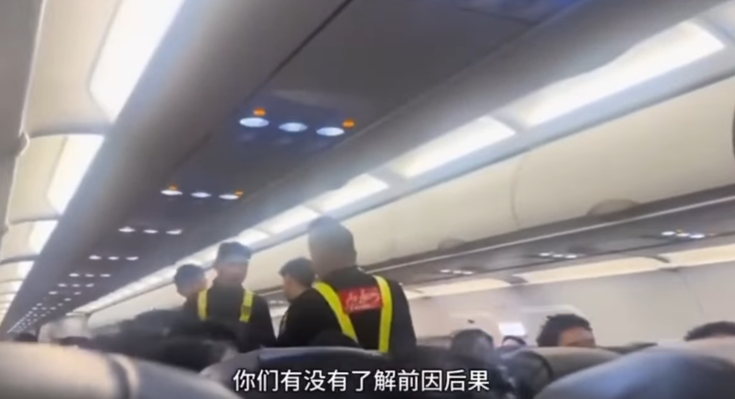 一對中國夫婦因不滿在飛機上的座位分開而大鬧機艙