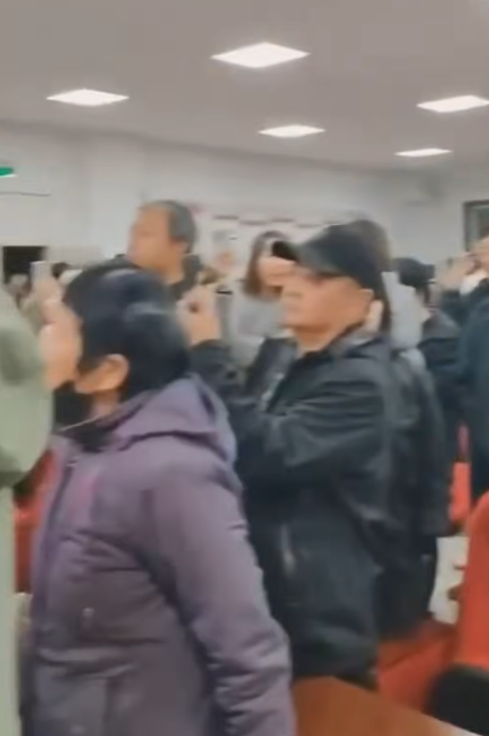 遼寧省瀋陽市康平縣一間中學日前進行肺結核篩查,被揭多名學生需共用一個針頭,家長不安前往學校要求交代(影片截圖)