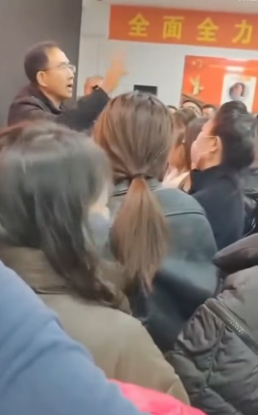 遼寧省瀋陽市康平縣一間中學日前進行肺結核篩查,被揭多名學生需共用一個針頭,家長不安前往學校要求交代(影片截圖)