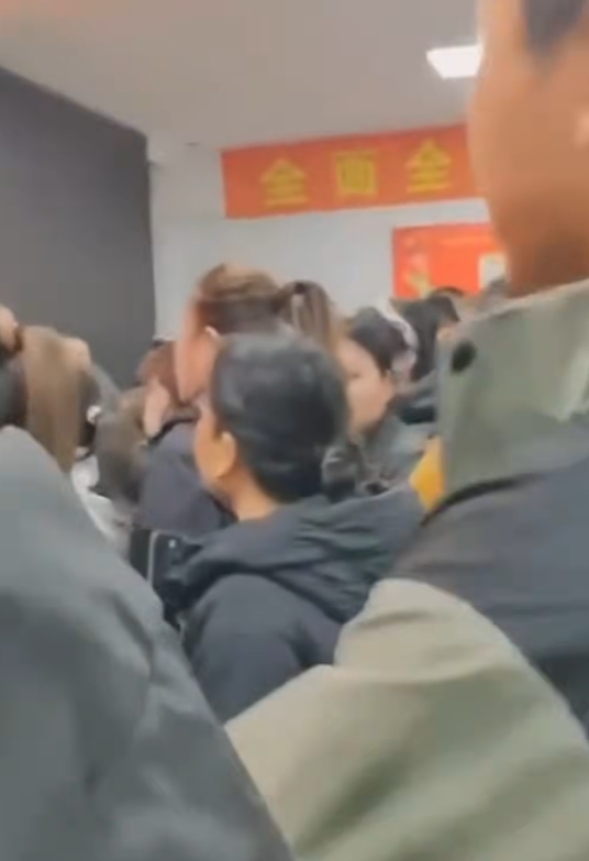遼寧省瀋陽市康平縣一間中學日前進行肺結核篩查,被揭多名學生需共用一個針頭,家長不安前往學校要求交代(影片截圖)