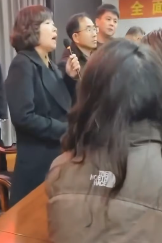遼寧省瀋陽市康平縣一間中學日前進行肺結核篩查,被揭多名學生需共用一個針頭,家長不安前往學校要求交代(影片截圖)