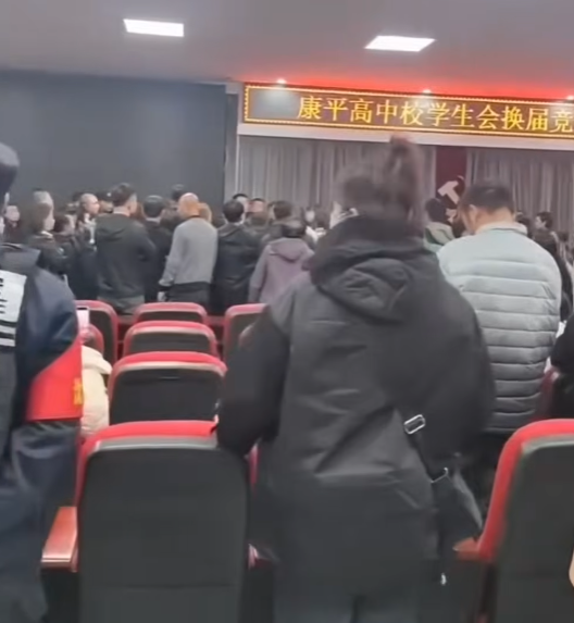 遼寧省瀋陽市康平縣一間中學日前進行肺結核篩查,被揭多名學生需共用一個針頭,家長不安前往學校要求交代(影片截圖)
