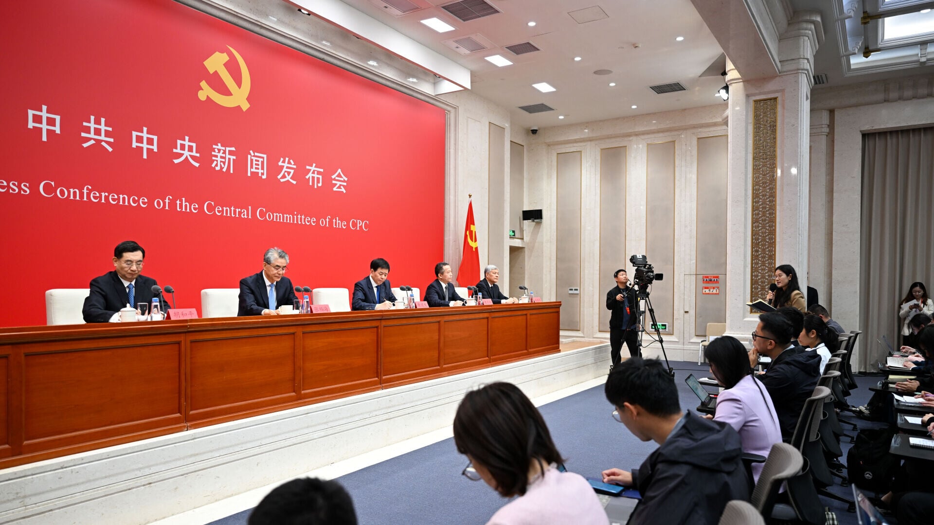 中共中央舉行記者會解讀中共二十屆五中全會精神，中央紀委副書記、國家監委副主任張福海發言。(新華社)