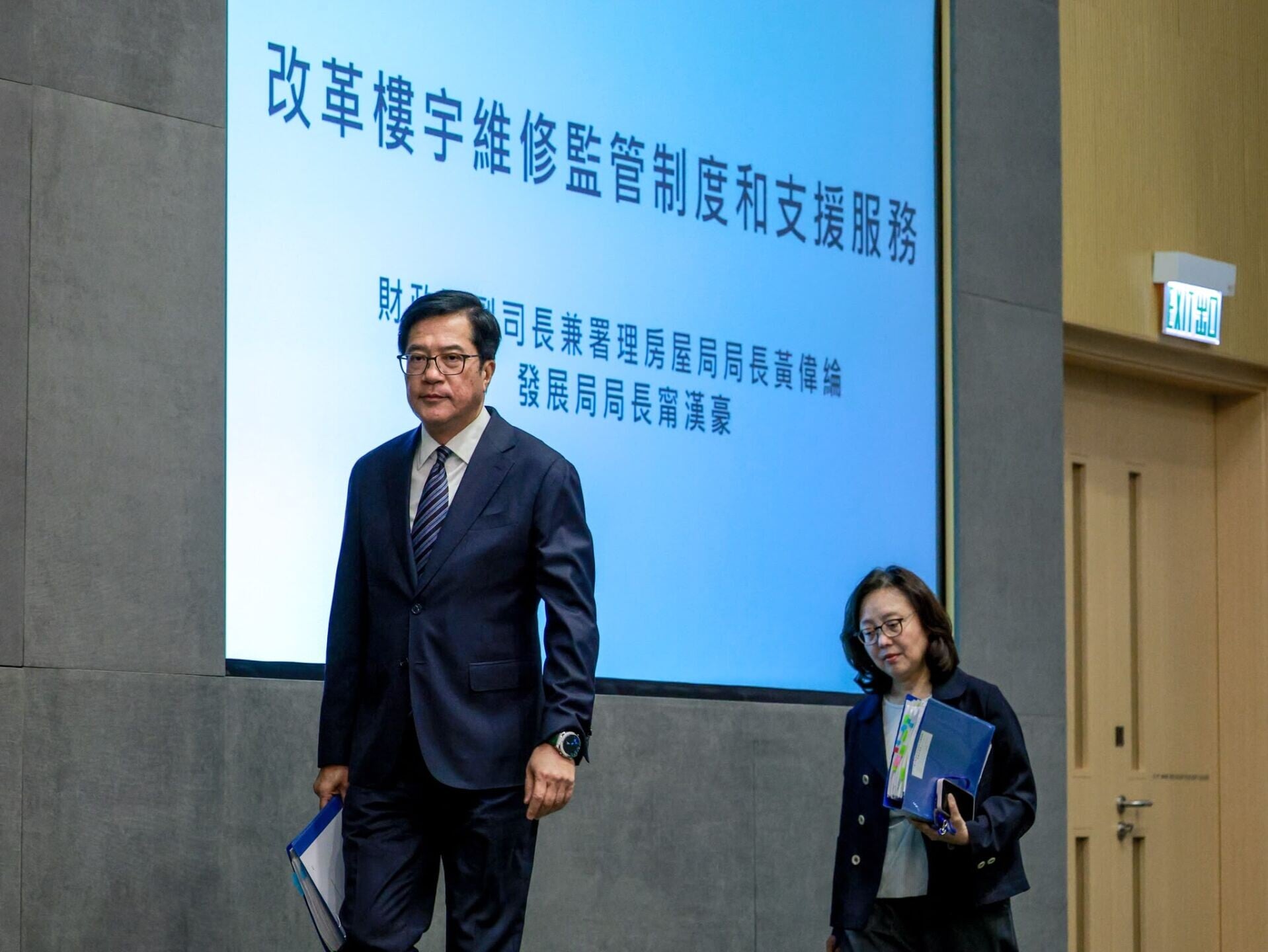 財政司副司長兼署理房屋局局長黃偉綸、發展局局長甯漢豪闡述在就大埔宏福苑火災成立的獨立委員會報告建議的基礎上推出的改革措施。