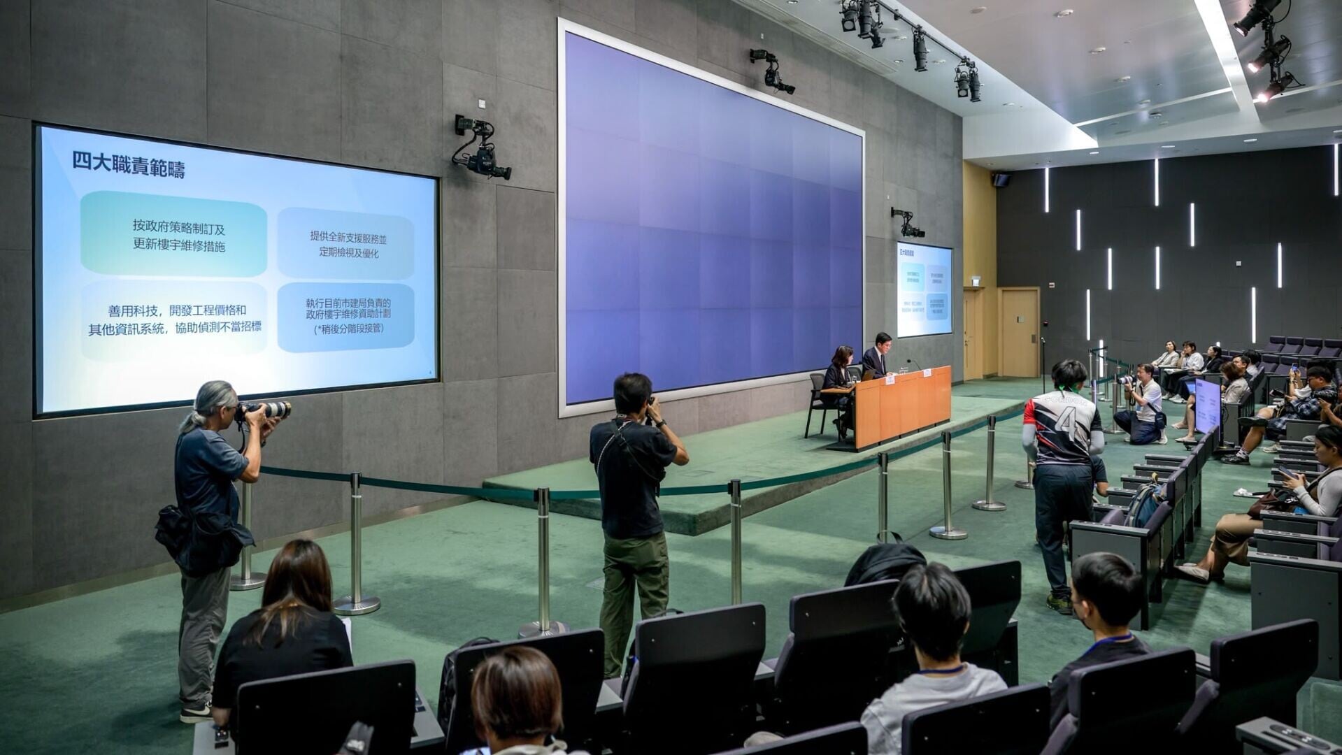 財政司副司長兼署理房屋局局長黃偉綸、發展局局長甯漢豪闡述在就大埔宏福苑火災成立的獨立委員會報告建議的基礎上推出的改革措施。