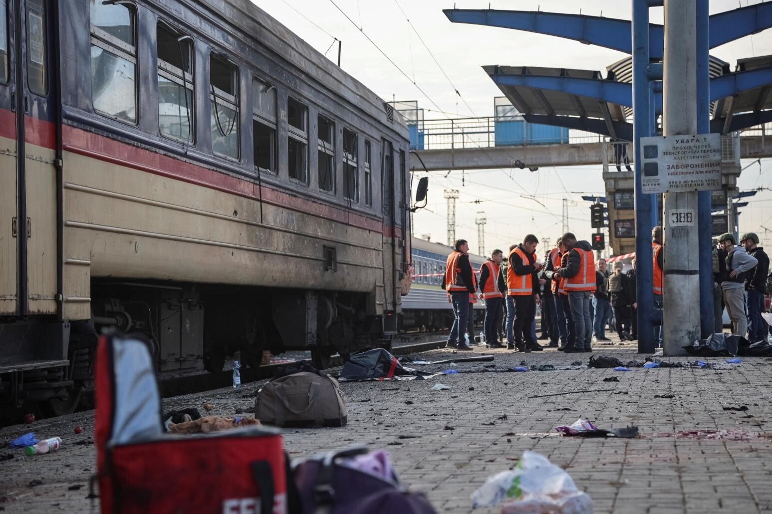 烏克蘭第聶伯羅火車站遭俄羅斯噴射式無人機襲擊。（圖／路透）