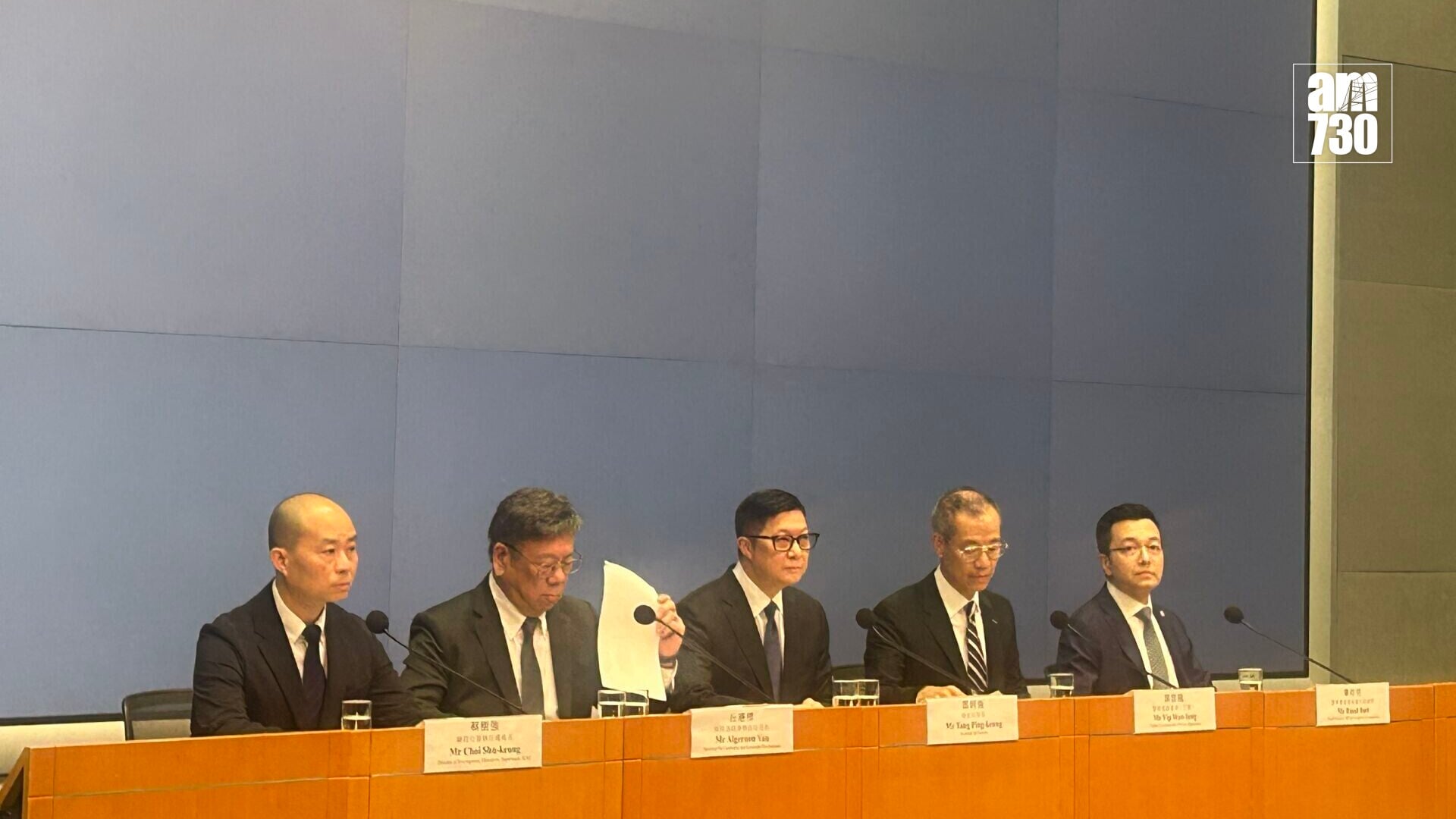 鄧炳強及丘應樺作為問責團隊一員，向災民及廣大市民致歉（陳芷晴攝）