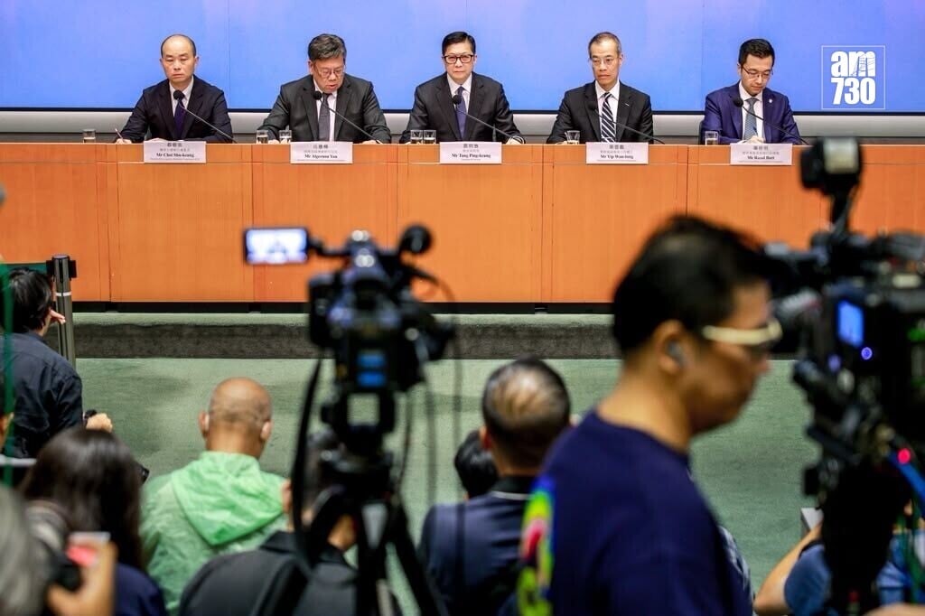 鄧炳強及丘應樺作為問責團隊一員,向災民及廣大市民致歉