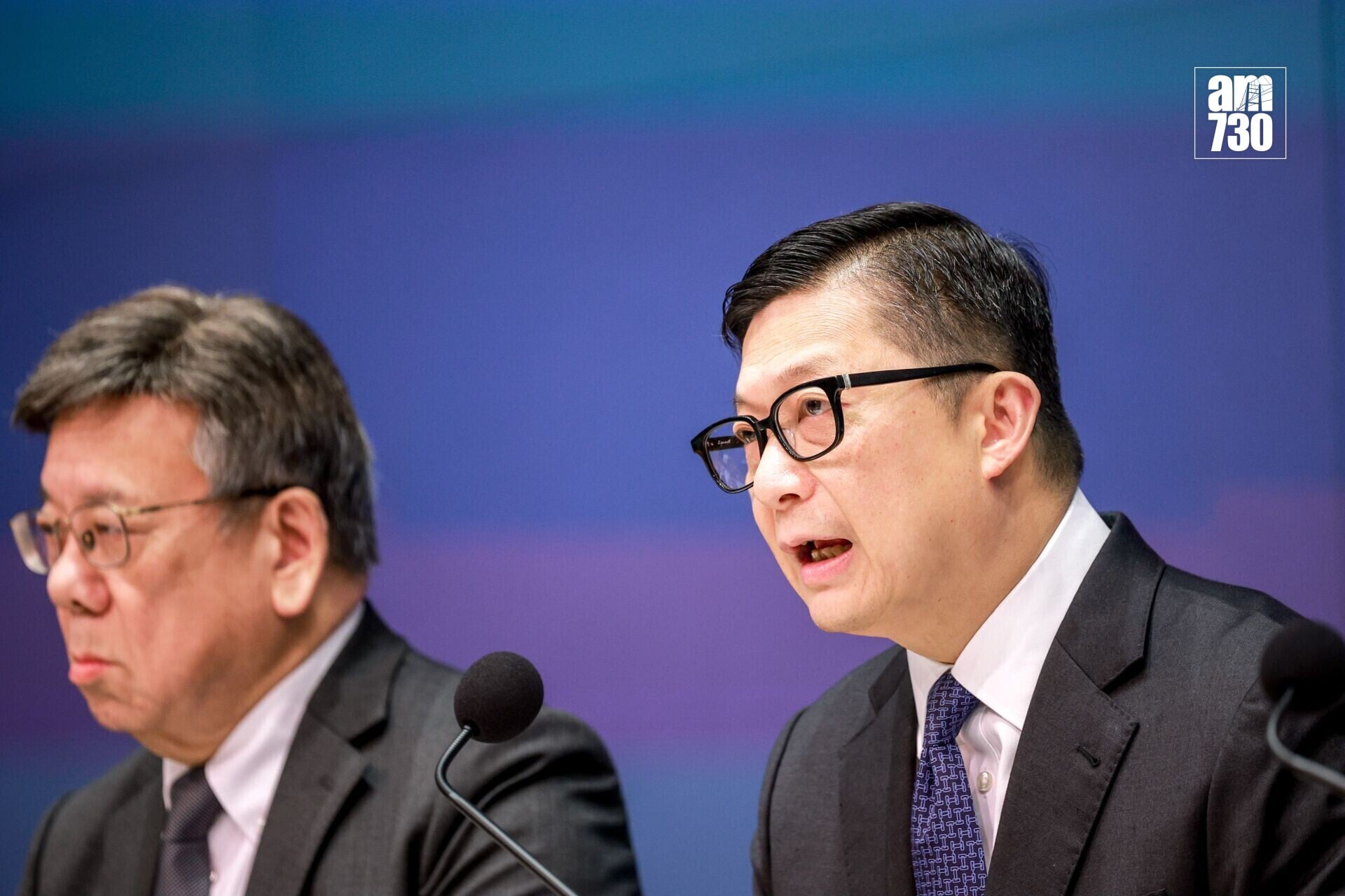 鄧炳強及丘應樺作為問責團隊一員,向災民及廣大市民致歉