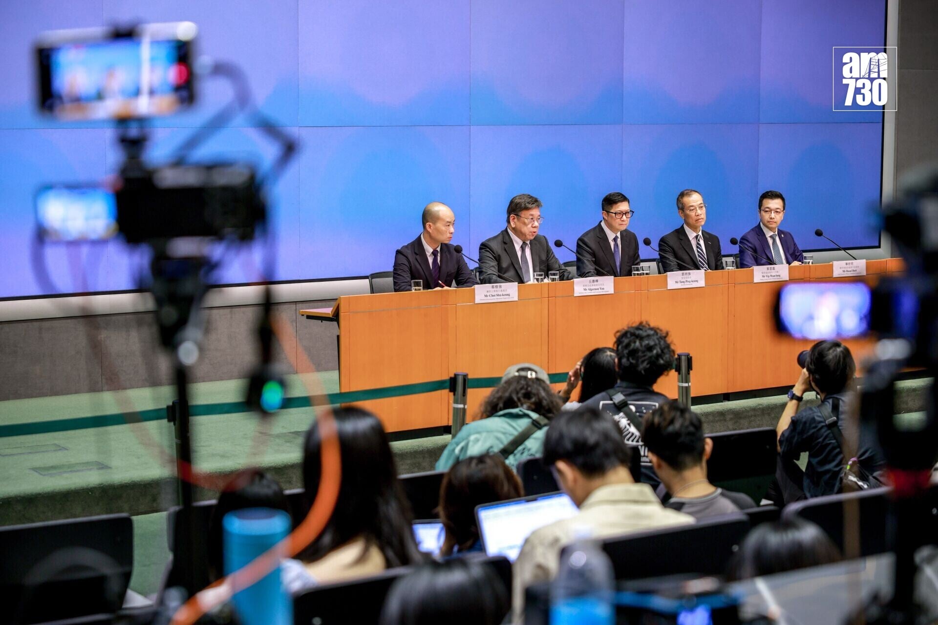 鄧炳強及丘應樺作為問責團隊一員,向災民及廣大市民致歉