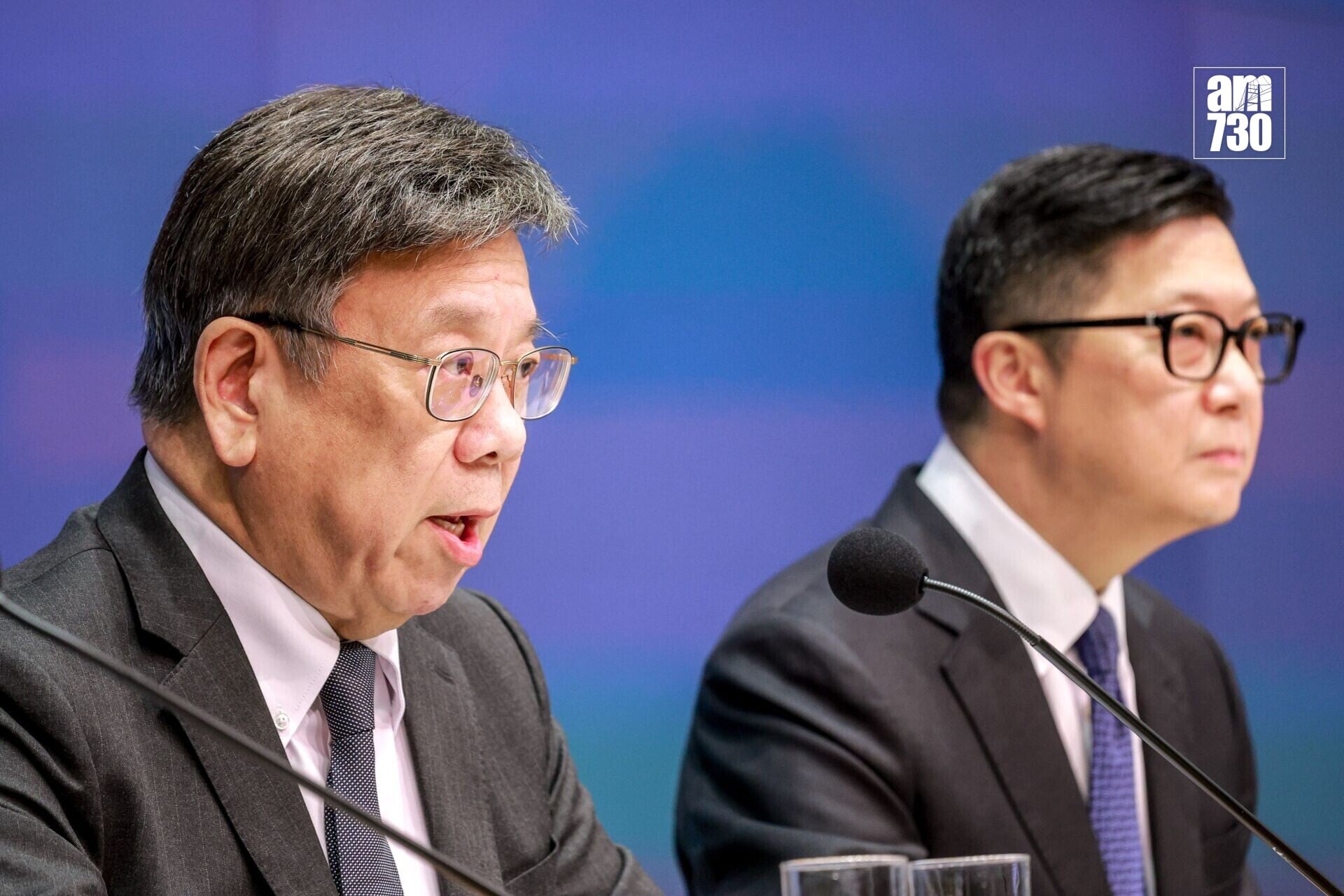 鄧炳強及丘應樺作為問責團隊一員,向災民及廣大市民致歉