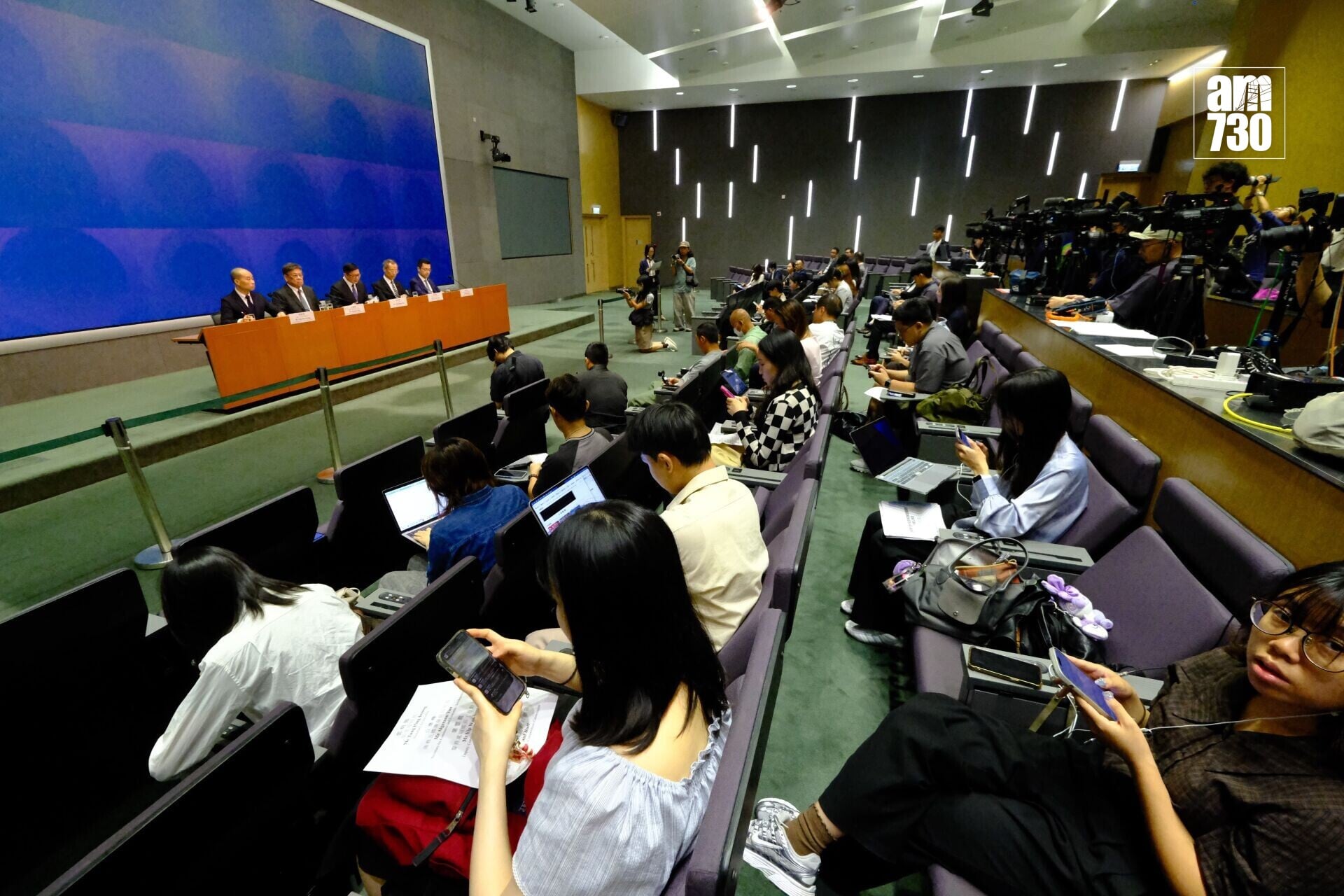鄧炳強及丘應樺作為問責團隊一員,向災民及廣大市民致歉