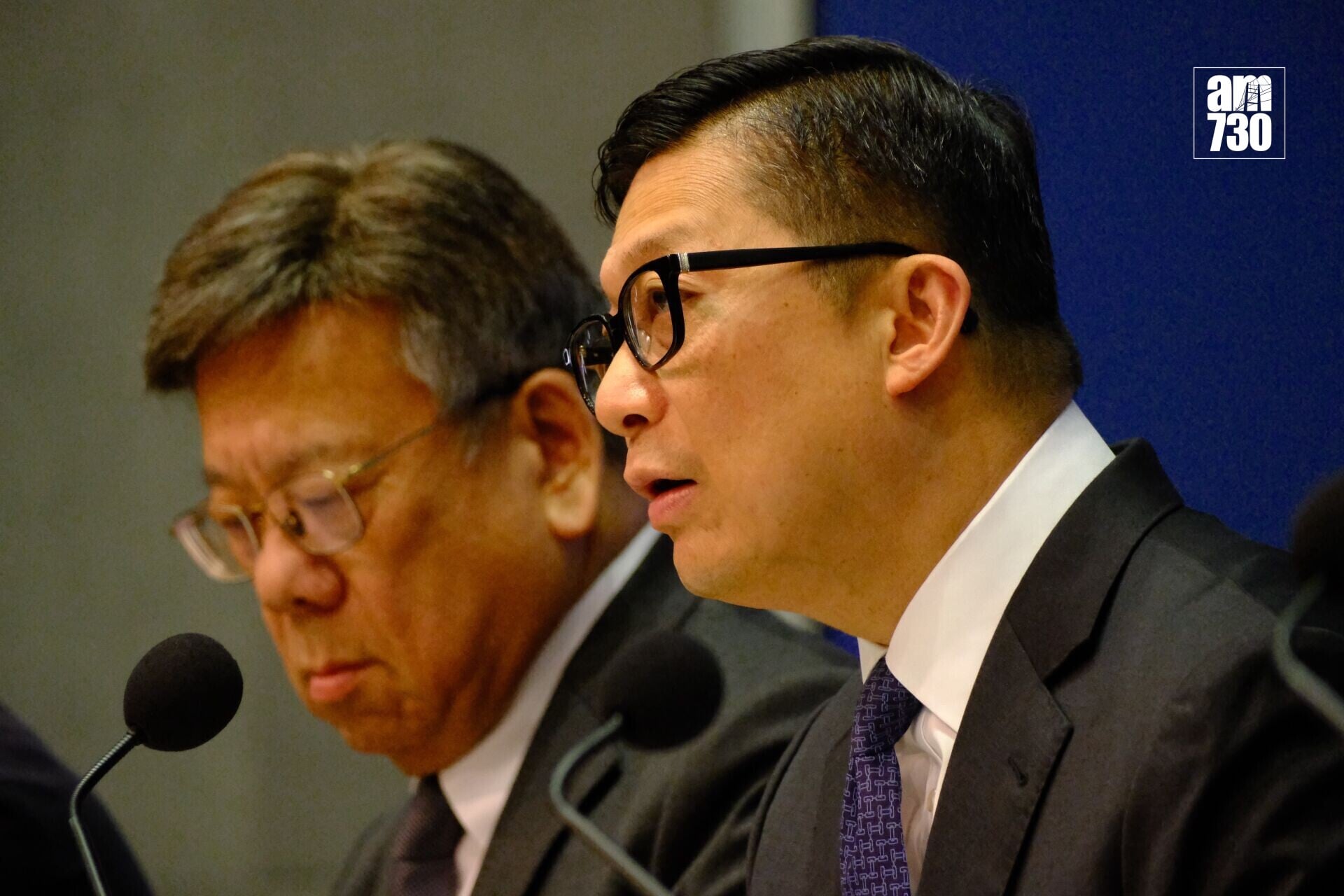 鄧炳強及丘應樺作為問責團隊一員,向災民及廣大市民致歉