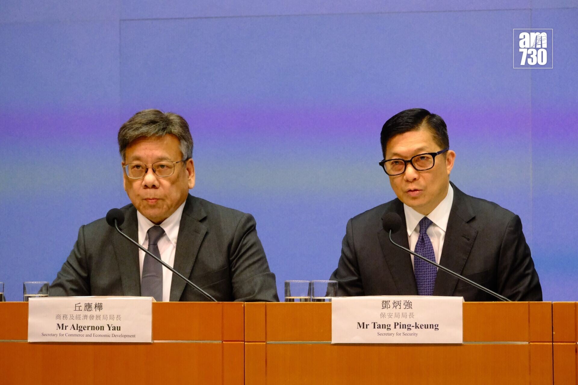 鄧炳強及丘應樺作為問責團隊一員,向災民及廣大市民致歉