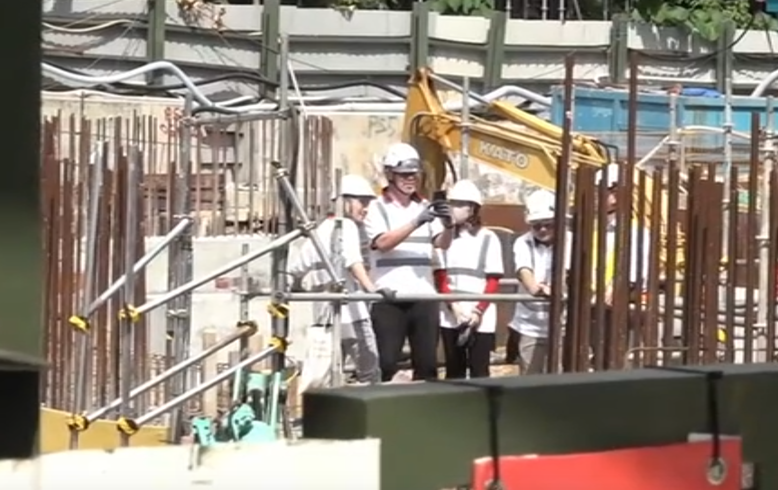 上水清曉路房屋署轄下一個地盤發生工業意外,一名工人遭鐵枝插中下顎,須連同鐵枝一起送往威爾斯親王醫院治理。(now新聞台)
