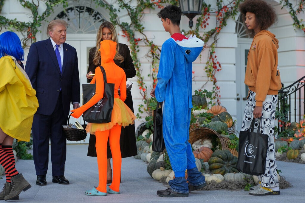 萬聖節|兒童穿著各式萬聖節服裝,與特朗普婦玩Trick or treat(AP)